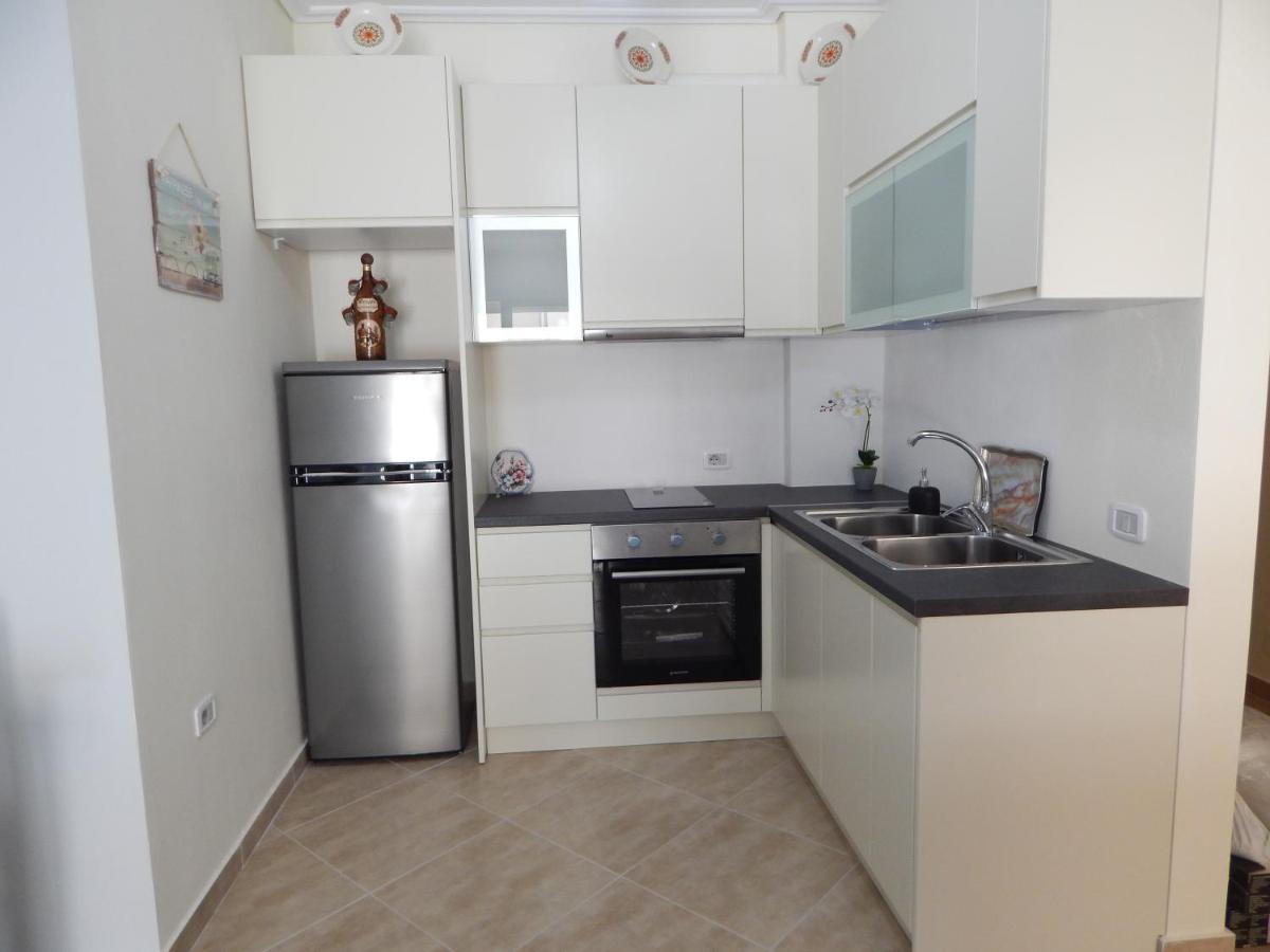 Modern Spacious 1 Bedroom Flat Next To The Beach Vlorë Esterno foto